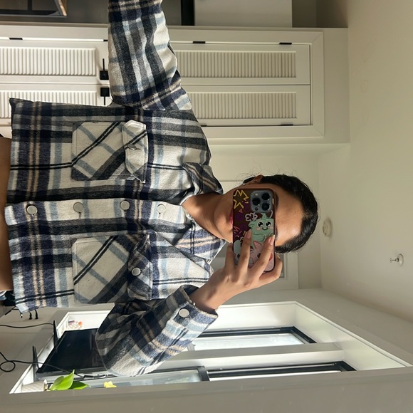 This is a cropped plaid jacket. I'm selling it because I no longer wear it. - Picture 3 of 4